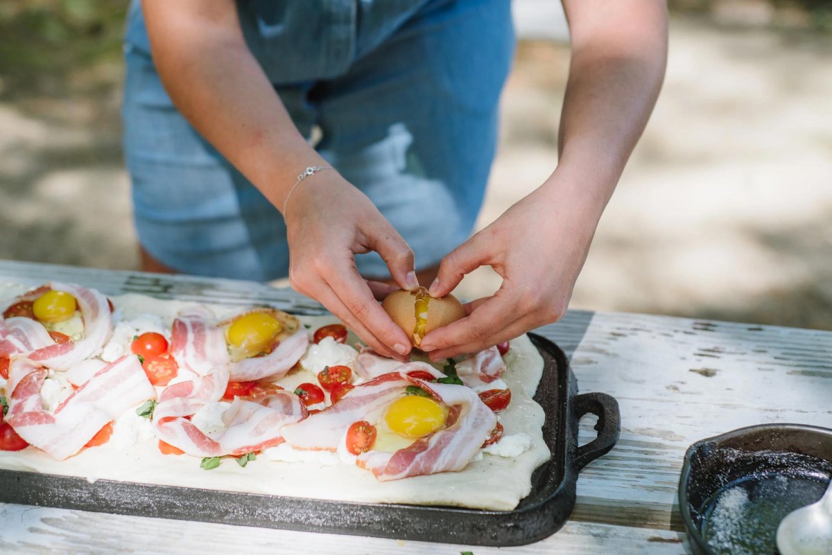 Breakfast pizza camping