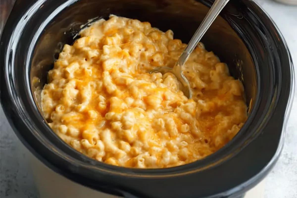 Creamy crockpot mac and cheese