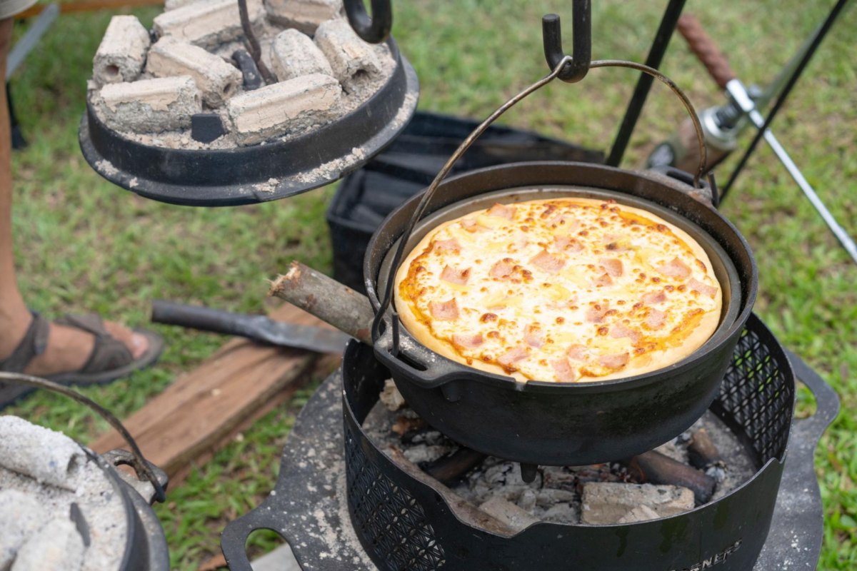 Campfire pizza Dutch oven
