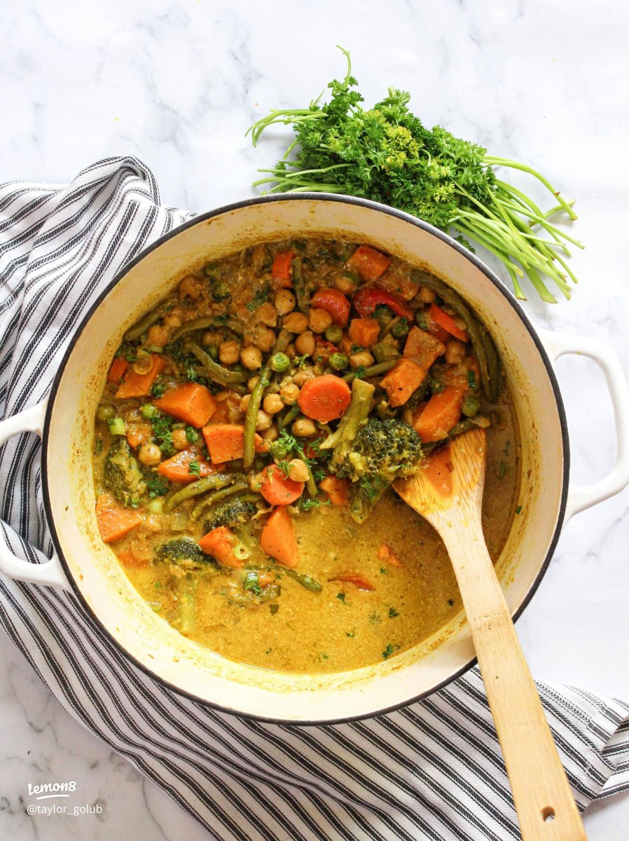Vegetable curry in Dutch oven