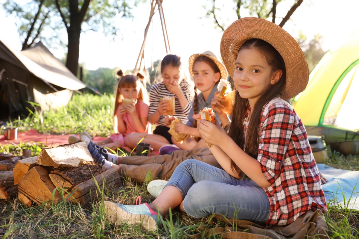 Kids eating camping lunch