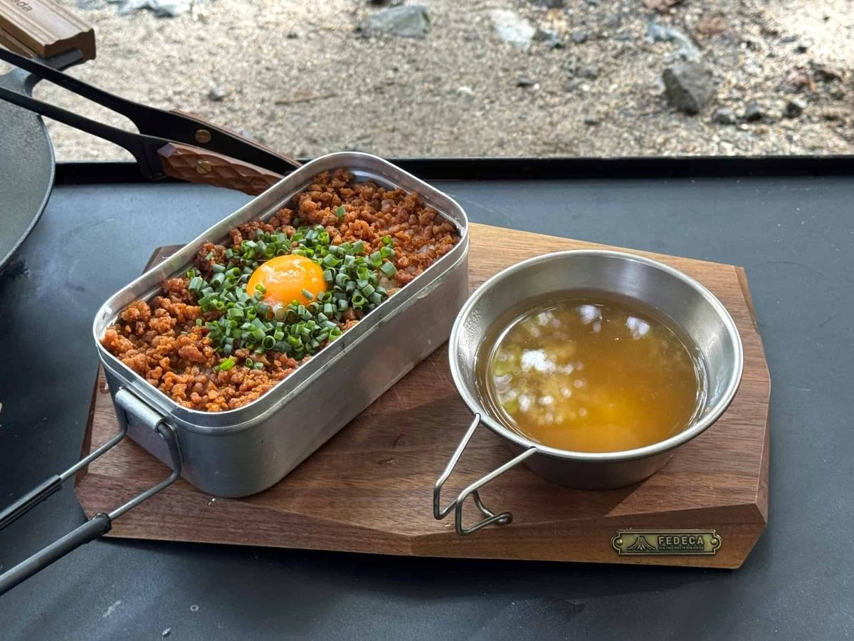 Camping rice bowls in containers